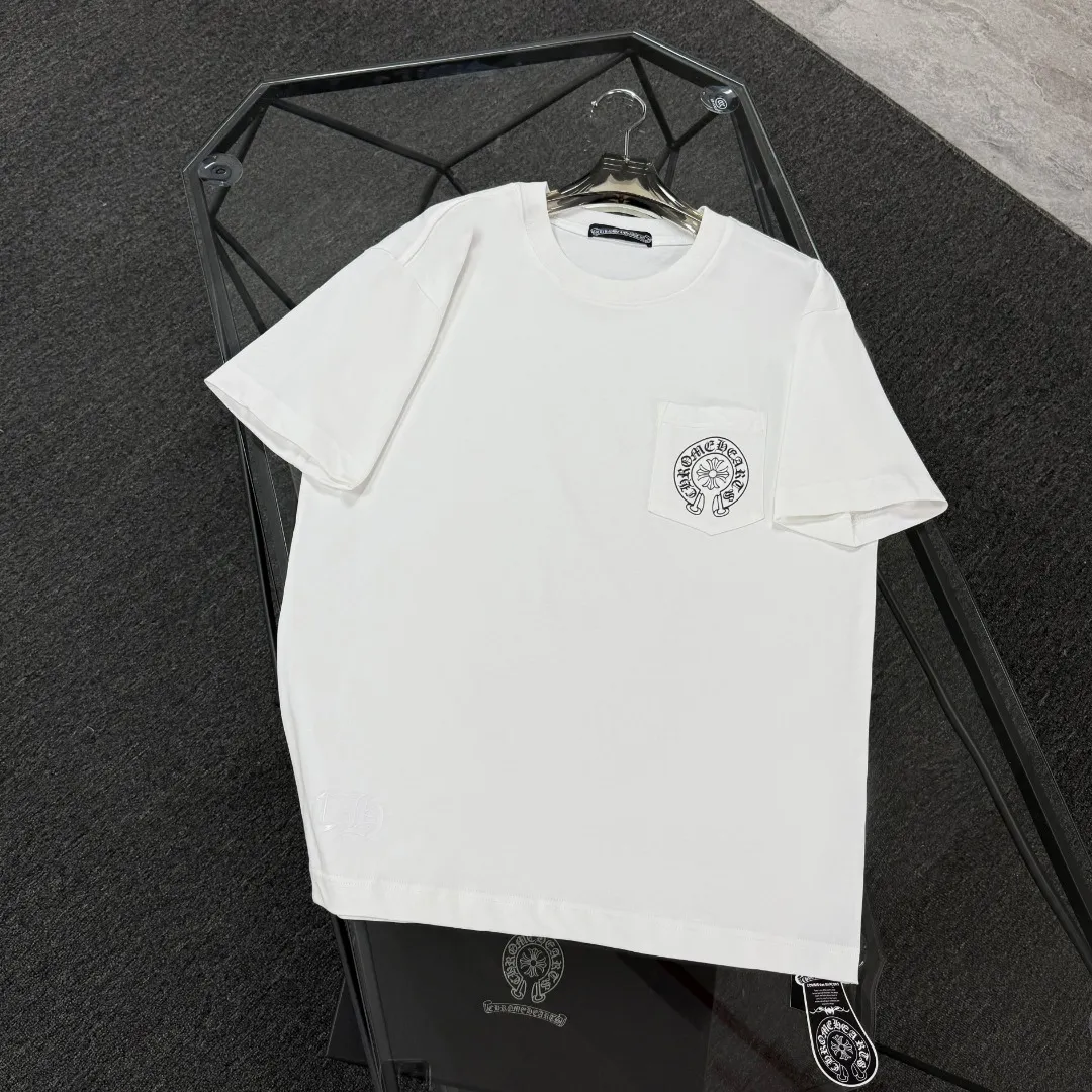 P170 Chrome Hearts Chrome Hearts 25 high version. The fabric is made of 300 grams of high-density pure cotton. It does not deform or shrink. It has three labels. It is the same style for men and women. Technology: suede foam printing. Color: white, black. SIZE: S-XL.